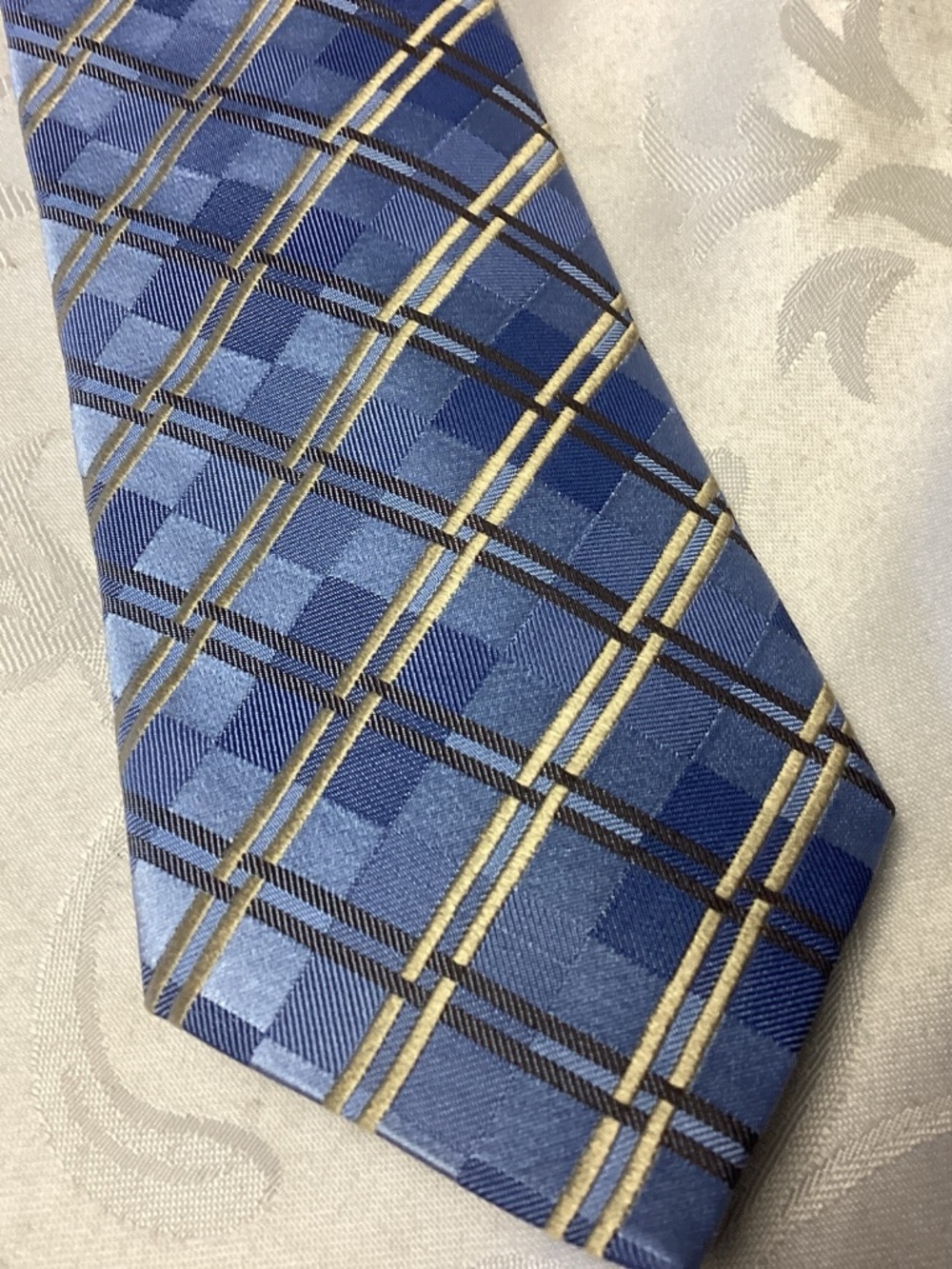Geoffrey Beene Blue GEOMETRIC.  Silk Tie - lovely design SOPHISTICATED 💙💙💙💙 - Picture 6 of 8